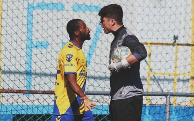 Uri Vives s'encara amb un rival en el seu primer partit amb la samarreta del Sabadell Nord | Sandra Dihör